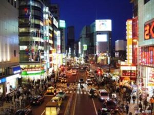 Przez mieniące się kolorami ulice Tokio